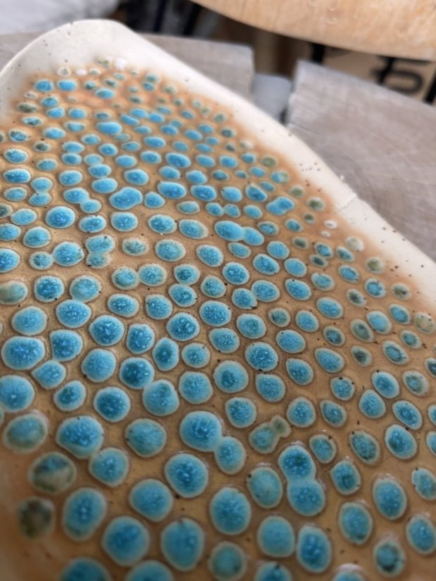 Keramická tácka s tyrkysovými vtlačenými vzormi (26 x 15 cm)