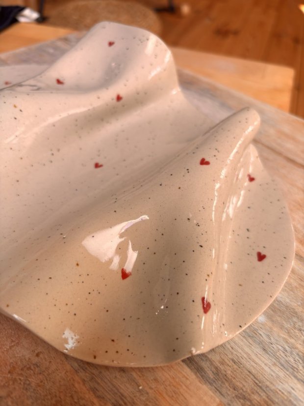 Ručne robený servírovací tanier so srdiečkami 30 x 18 cm