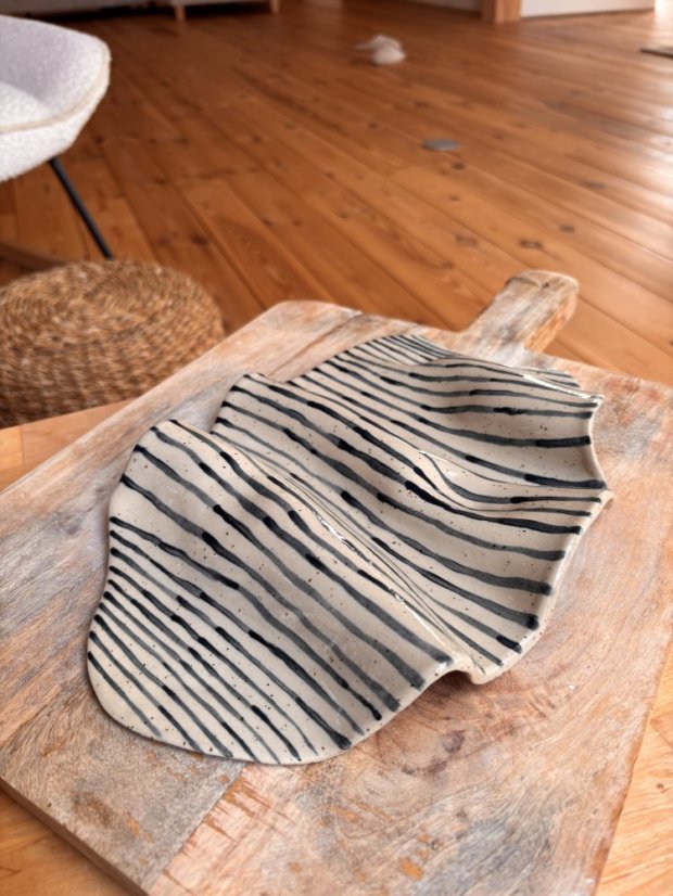 Ručne robený servírovací tanier 29 x 19 cm