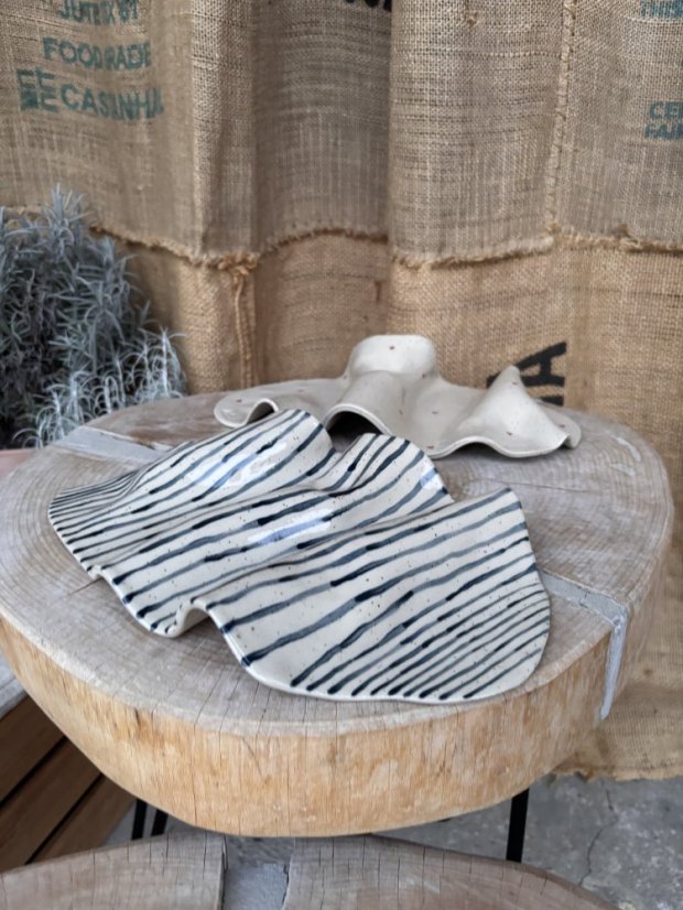 Ručne robený servírovací tanier so srdiečkami 30 x 18 cm