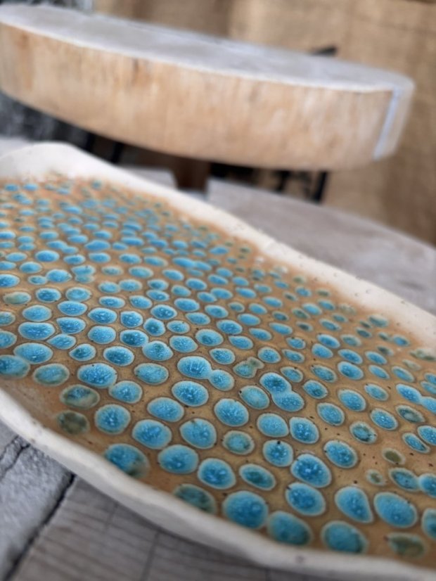 Keramická tácka s tyrkysovými vtlačenými vzormi (26 x 15 cm)