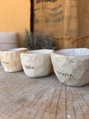 Keramická nádobka s nápisom Pokoj