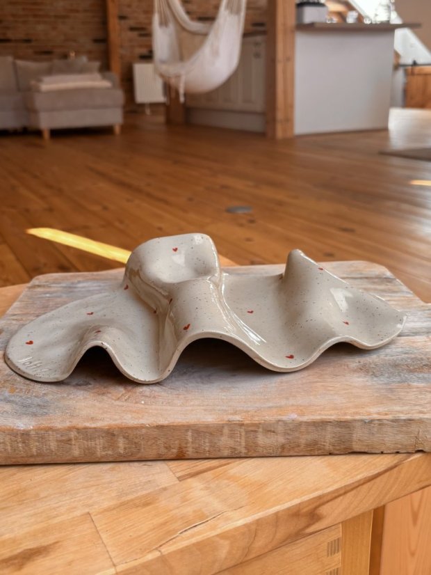 Ručne robený servírovací tanier so srdiečkami 30 x 18 cm