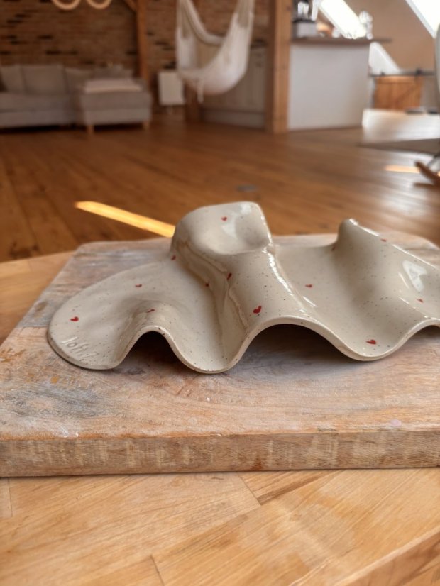 Ručne robený servírovací tanier so srdiečkami 30 x 18 cm