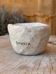 Keramická nádobka s nápisom Chvíľa
