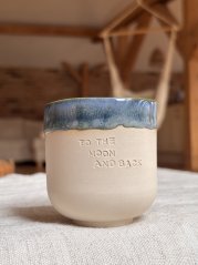 Ručne robená keramická šálka to the moon and back | 180 ml