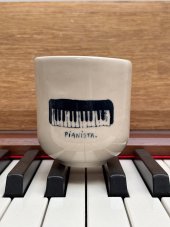 Keramický hrnček Pianista