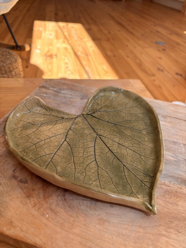 Ručne robený keramický podnos „List“ 24 x 22 cm