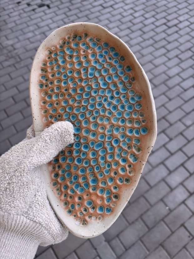 Keramická tácka s tyrkysovými vtlačenými vzormi (26 x 15 cm)