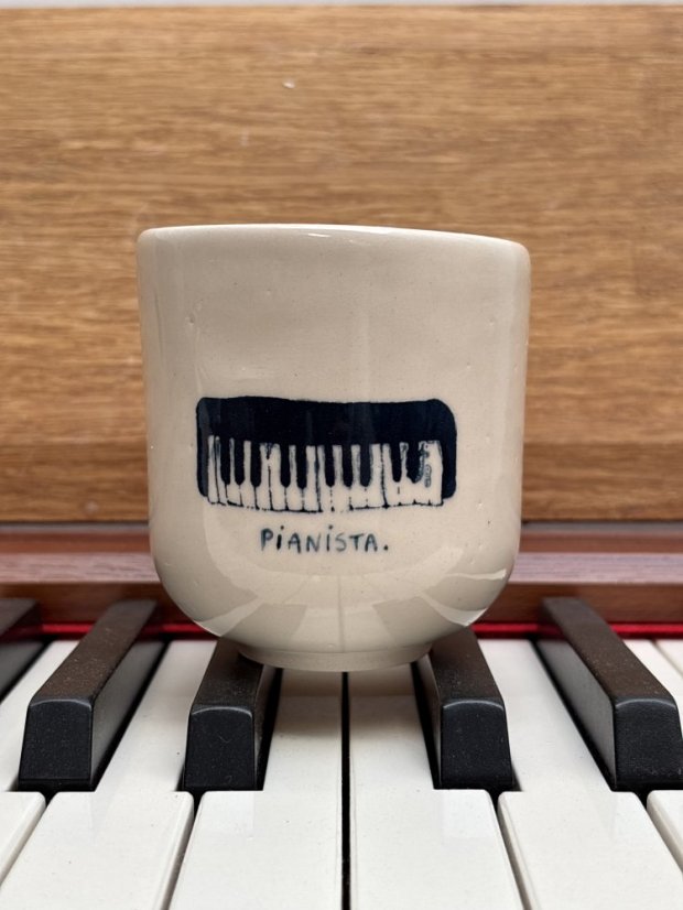 Keramický hrnček Pianista