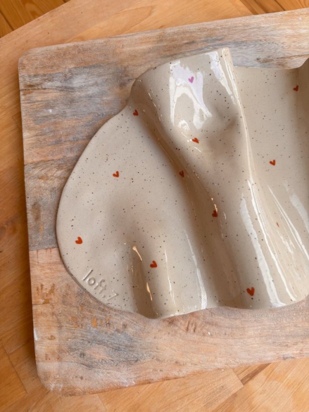 Ručne robený servírovací tanier so srdiečkami 30 x 18 cm