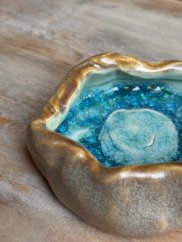Ručne robená malá dekoračná miska s tyrkysovým sklom ø 9 cm