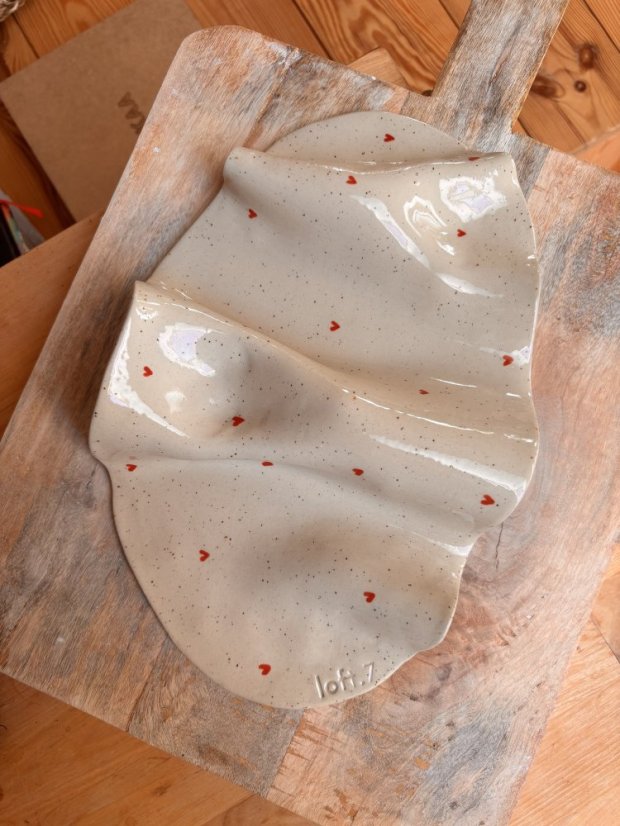 Ručne robený servírovací tanier so srdiečkami 30 x 18 cm