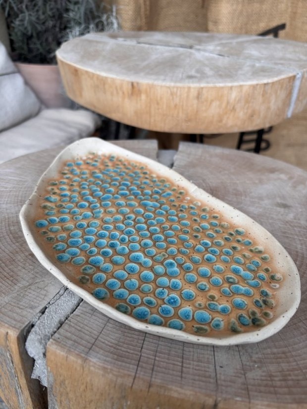 Keramická tácka s tyrkysovými vtlačenými vzormi (26 x 15 cm)