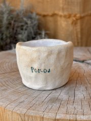 Keramická nádobka s nápisom Pokoj