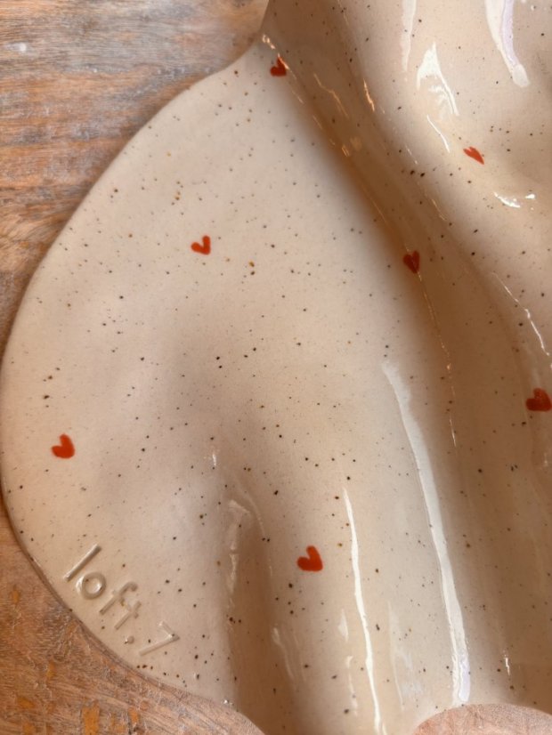 Ručne robený servírovací tanier so srdiečkami 30 x 18 cm