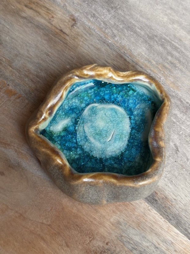 Ručne robená malá dekoračná miska s tyrkysovým sklom ø 9 cm