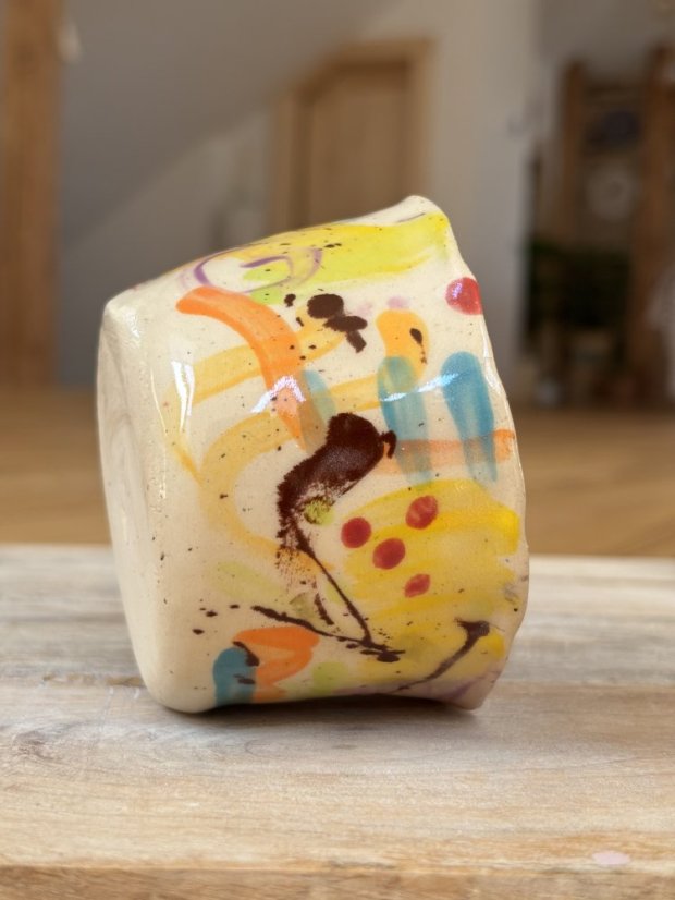 Hand-made keramická šálka so sýtymi čmáranicami | 170 ml