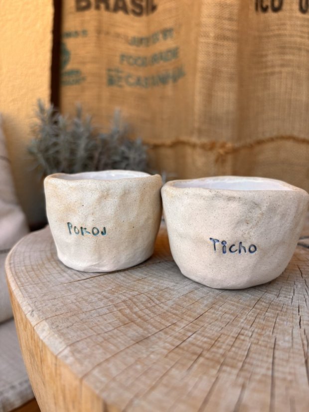 Keramická nádobka s nápisom Ticho
