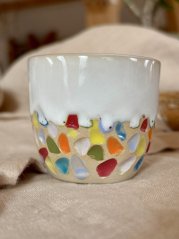 Ručne robená keramická šálka "farbičky guličky" | 100 ml