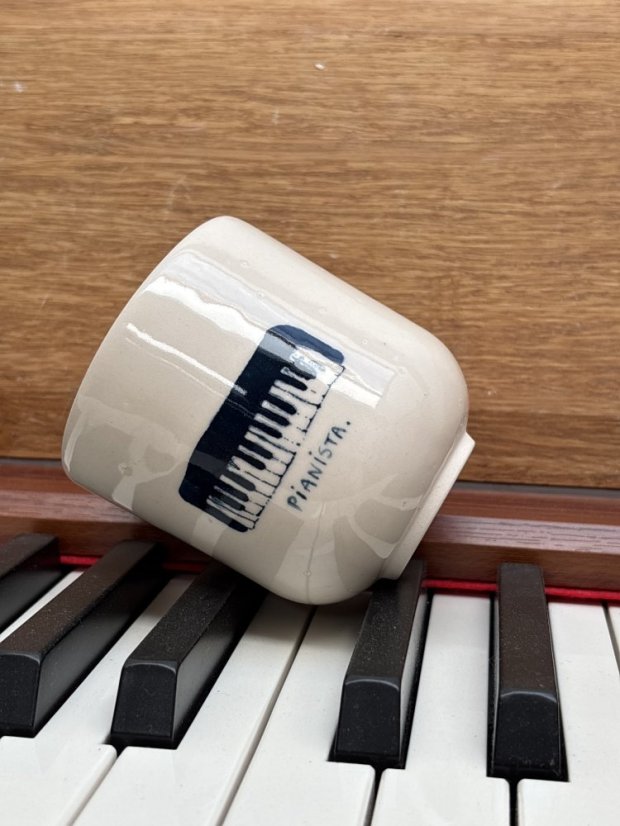 Keramický hrnček Pianista