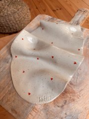 Ručne robený servírovací tanier so srdiečkami 30 x 18 cm