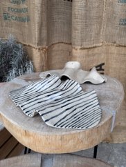 Ručne robený servírovací tanier so srdiečkami 30 x 18 cm