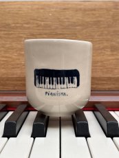 Keramický hrnček Pianista