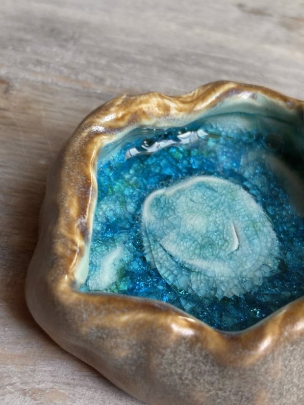 Ručne robená malá dekoračná miska s tyrkysovým sklom ø 9 cm