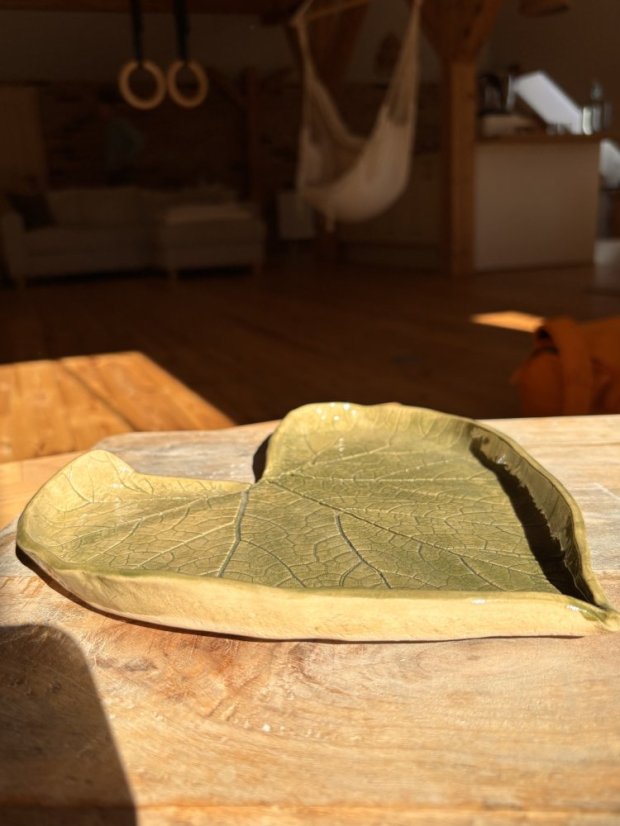 Ručne robený keramický podnos „List“ 24 x 22 cm